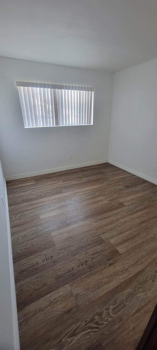 Building Photo - 324 Zenith St