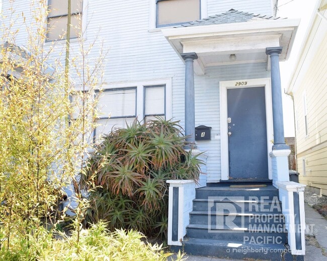 Building Photo - Spacious 3 Bedroom in Prime Location