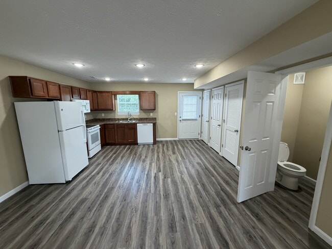 Building Photo - 285 Pineview Dr