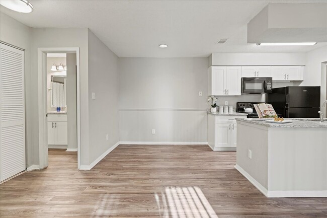 Hamilton-Renovated Dining Area - Shenandoah Ridge Apartments