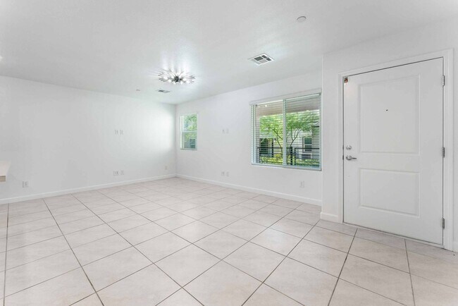 Building Photo - Luxurious Home with Modern Upgrades!