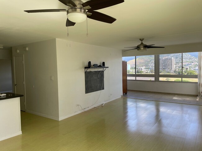 Foto del edificio - Spacious, Sunny, 11th Floor Corner Unit In...