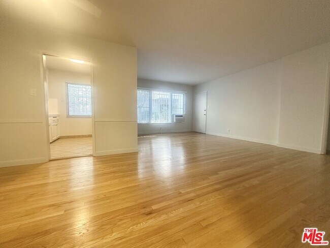 Foto del edificio - 8360 Blackburn Ave