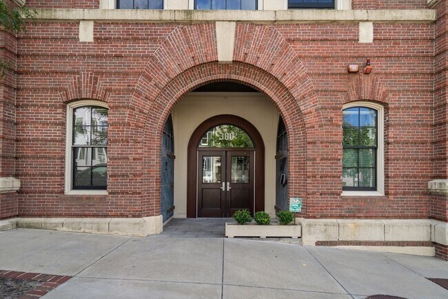 Foto del edificio - 374-398-398 Bunker Hill St