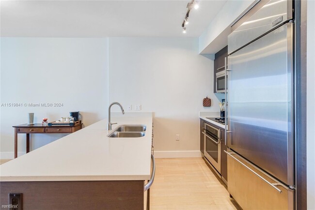 Foto del edificio - 1 br, 1 bath Condo - 500 Brickell Ave Apt 800