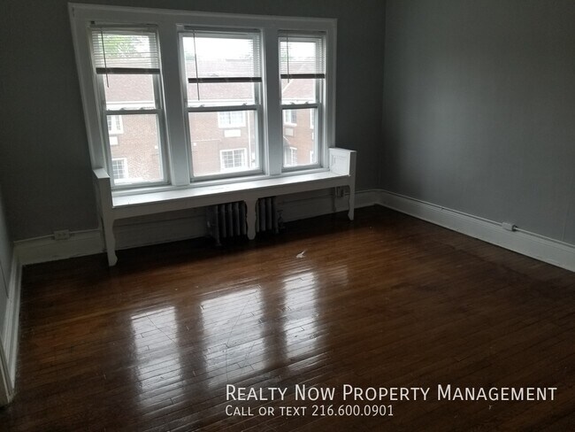 Foto del edificio - 11871 Lake Ave