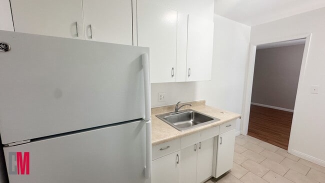 Interior Photo - 2855-2865 A St