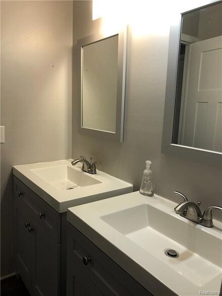 Building Photo - 1249 Island Dr