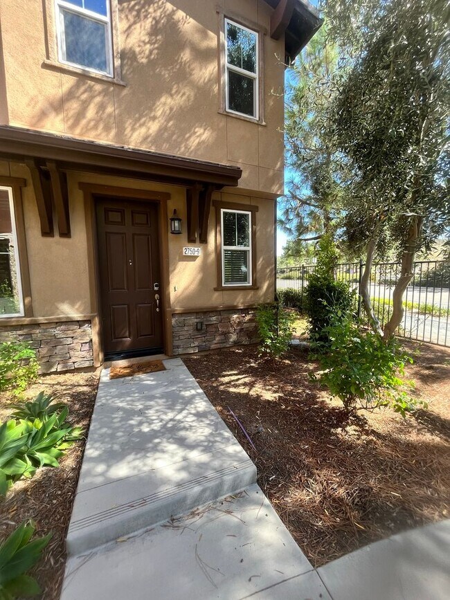 Foto del edificio - Spacious 4 Bed | 2-Story Townhome in Lake Pointe near Eastlake Vistas