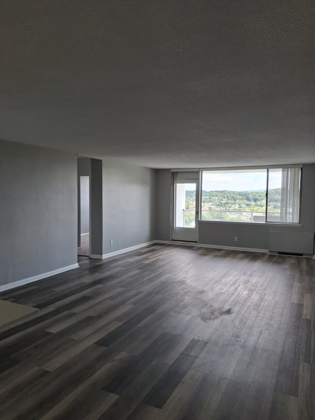 Sala de estar actualizada con piso - Regency Tower