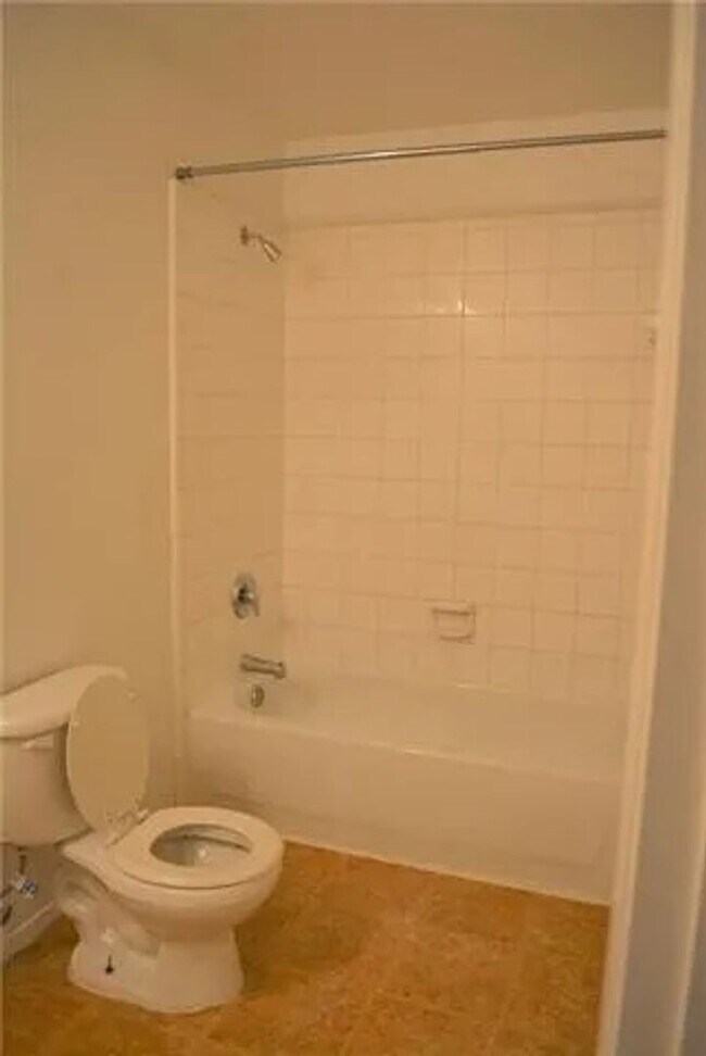 Building Photo - 3 Bedroom 2 bath home!