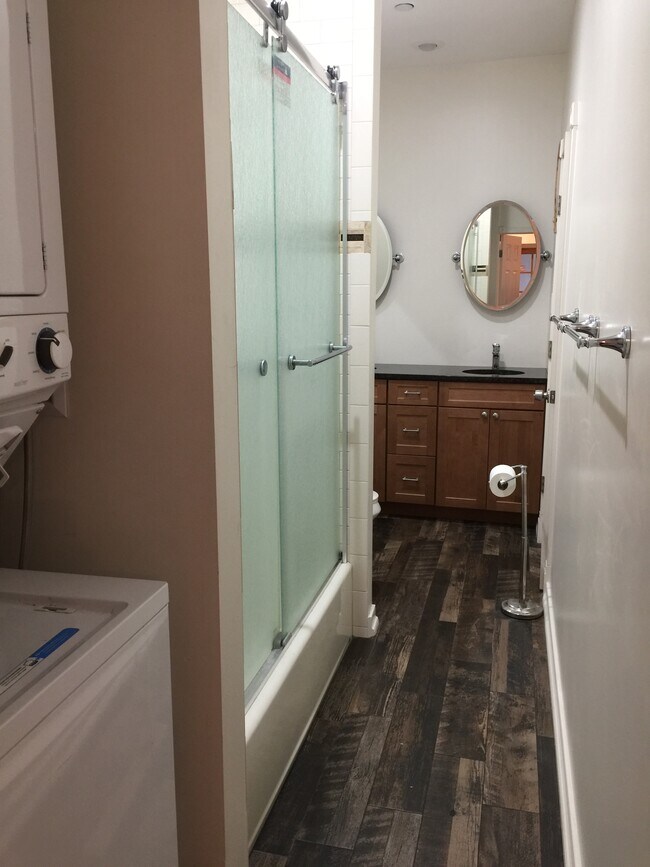 Baño con lavadora y secadora - 274 New York Ave