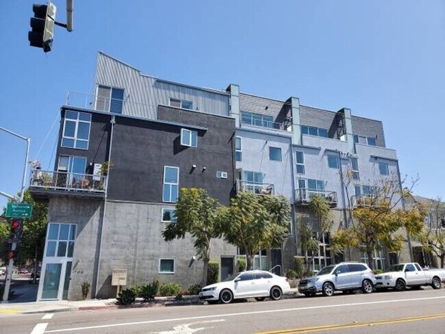 Foto del edificio - 5-Story UNIQUE Industrial Townhome - 3BD/4BA - w/ Open Floor Plan, Lots of Natural Light! - Secur...