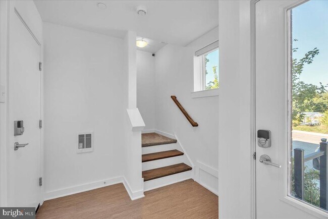 Foto del edificio - 904 Riverplace Dr