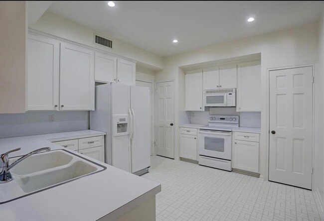 Building Photo - 7611 Del Monte Dr