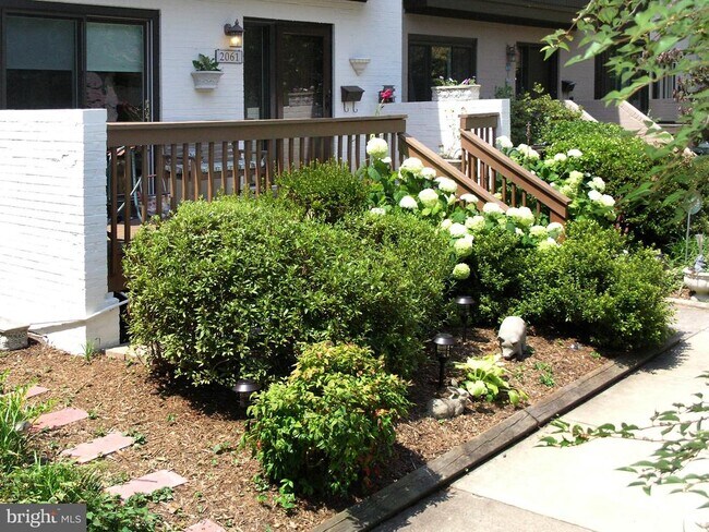 Building Photo - 2061 Golf Course Dr