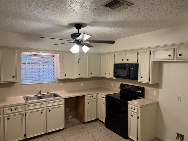 Building Photo - 1702 Hazelwood St