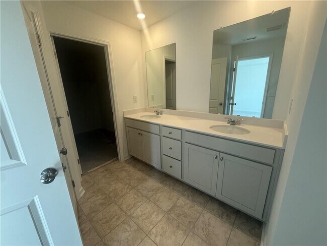 Foto del edificio - 6204 Kenbrook Dr