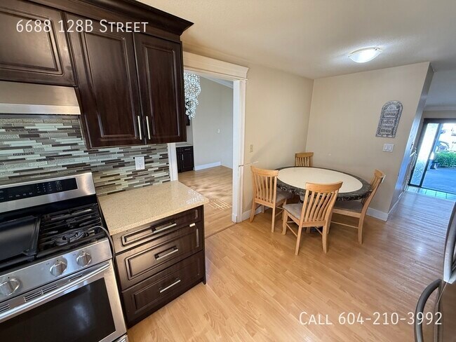 Photo du bâtiment - Spacious Home with Private Yard