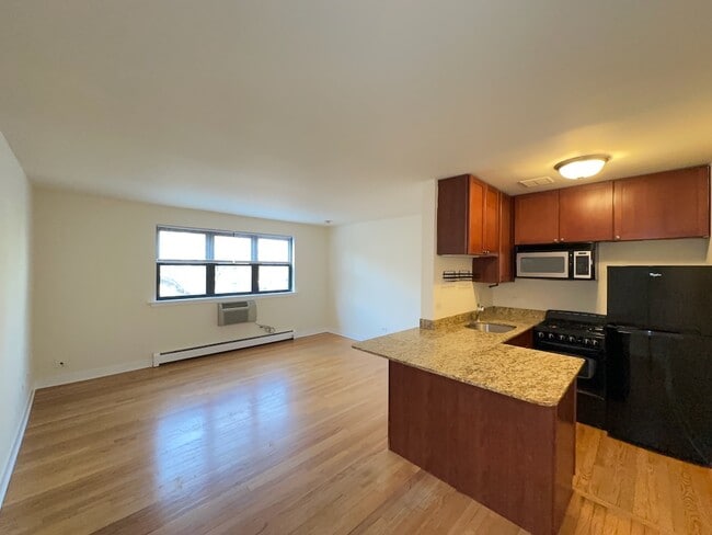 Building Photo - 645 W Wrightwood Ave