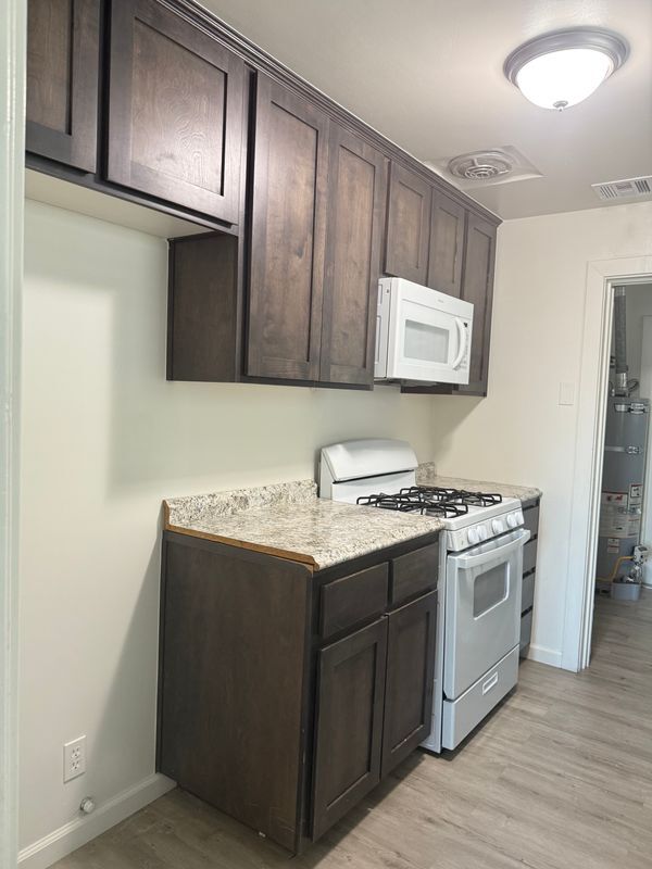 Foto del edificio - 410 E San Joaquin Ave