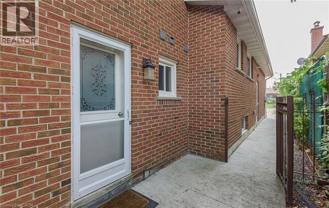 Building Photo - 3 Pottery Crescent