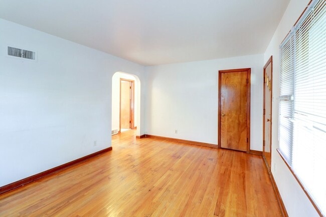 Building Photo - 602 S Mattis Ave