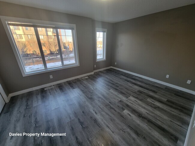 Photo du bâtiment - 8209-8217 217 St NW