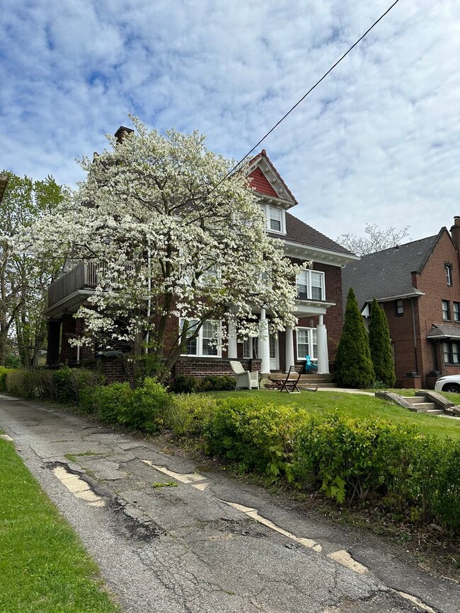 Building Photo - 1529 E 115th St