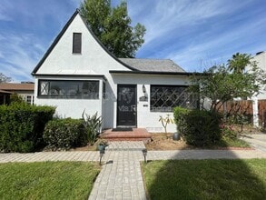 Building Photo - 4621 Sunnyside Dr