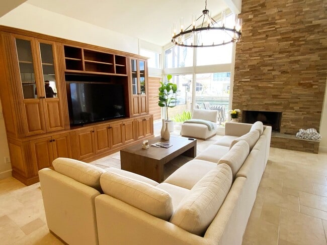 Building Photo - Vacation Home on the Channel Available July 15-Aug 15