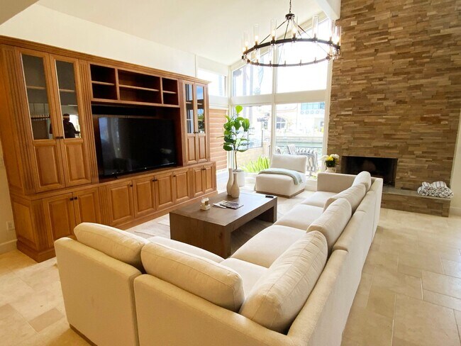 Foto del edificio - Vacation Home on the Channel Available July 15-Aug 15