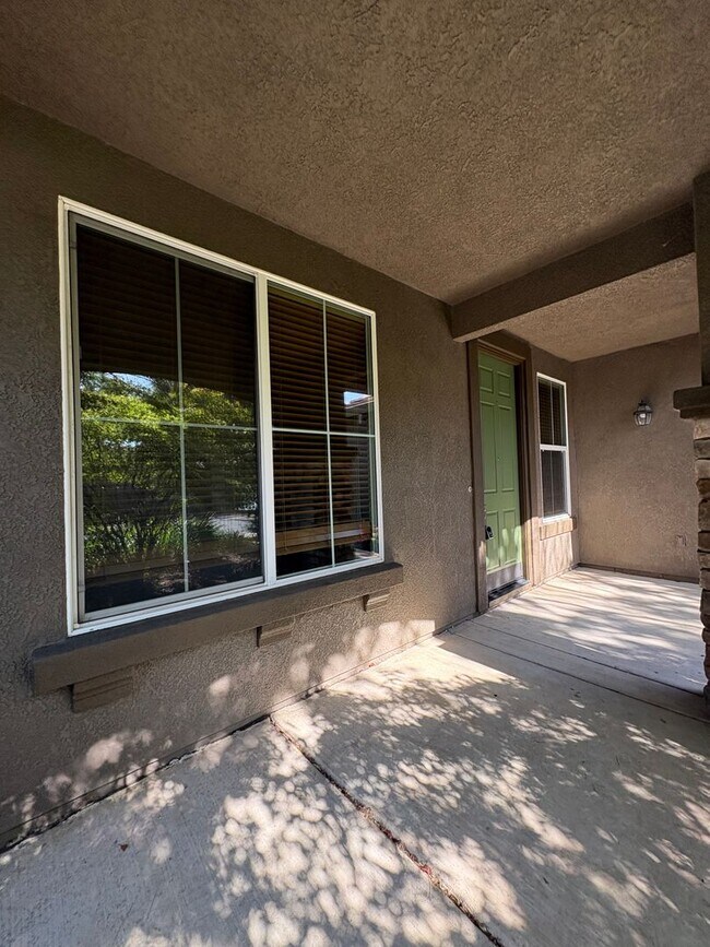 Foto del edificio - 684 Whitfield Ln