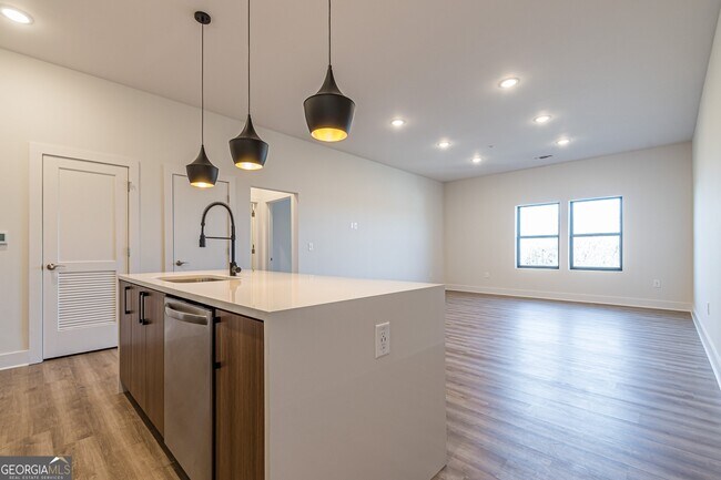 Building Photo - 112 Rogers St NE