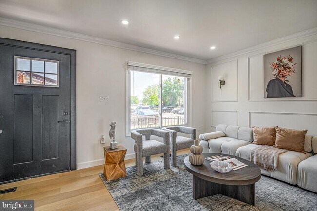 Foto del edificio - 1325 Barnaby Terrace SE