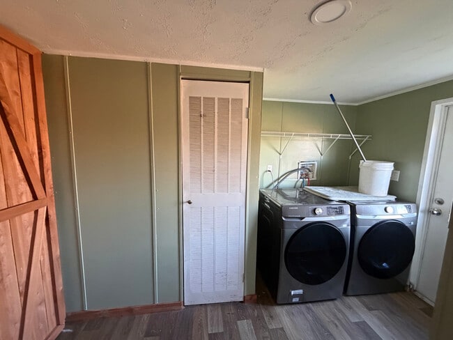 Foto del edificio - 6939 N Farm to Market 331 Rd