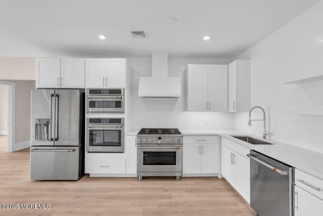 Building Photo - 218 3rd Ave