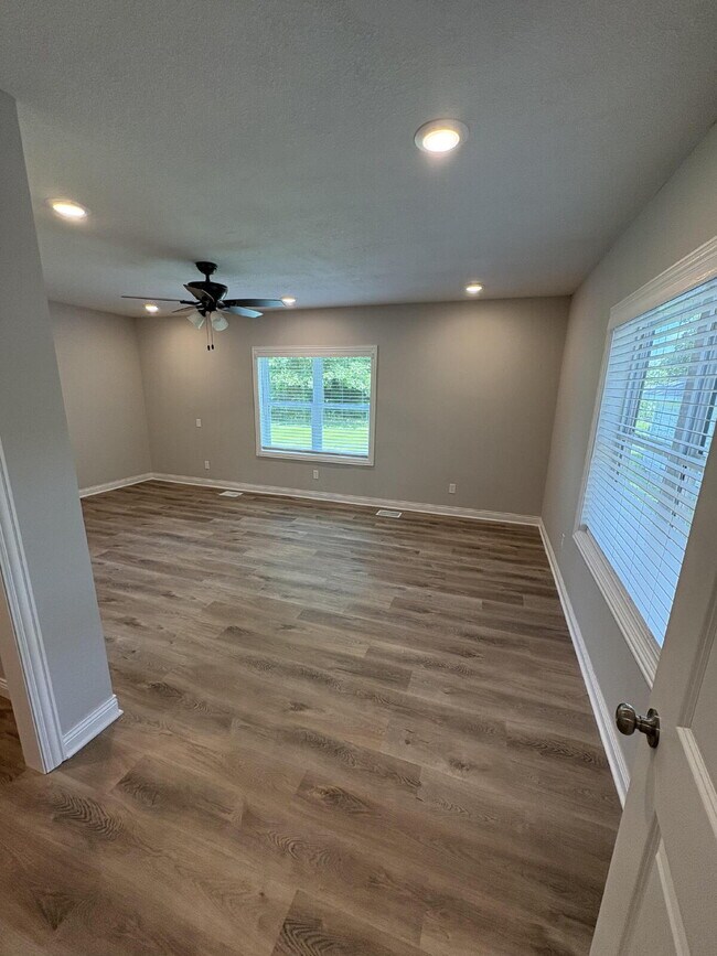 Building Photo - 3 bed, 2 bath House for Rent!