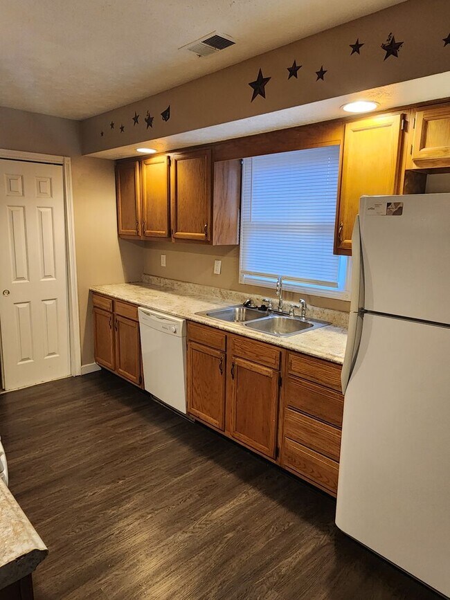 Foto del edificio - 2 bedroom 1 bath duplex