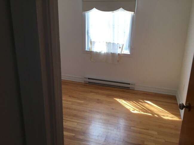 Building Photo - 5890 Rue De Jumonville