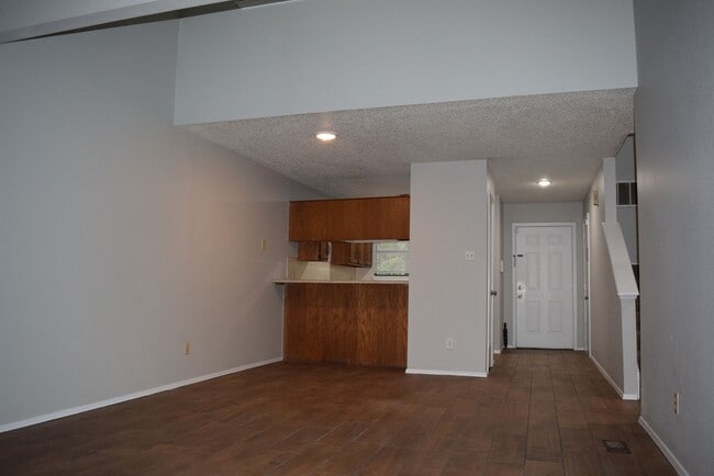 Building Photo - 121 Perth Ct