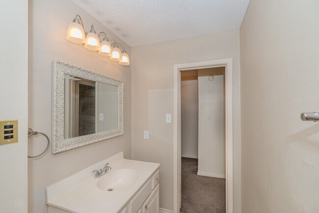 Building Photo - 6606 Lexington Dr