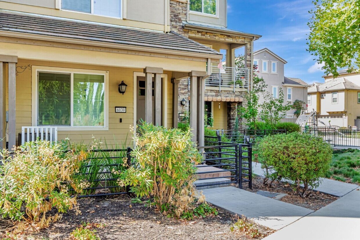 Foto principal - 6039 Raleigh Rd