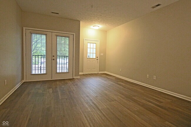 Foto del edificio - 6585 Reserve Dr