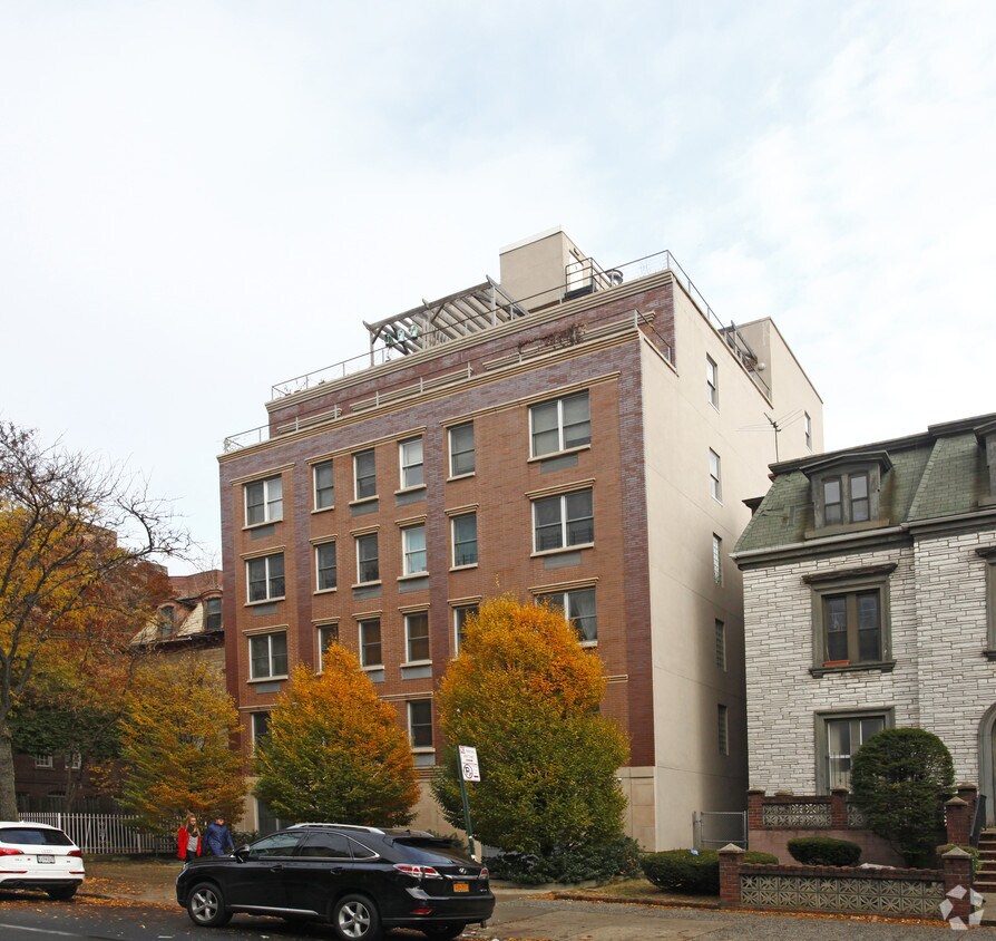 Primary Photo - 483 Washington Ave