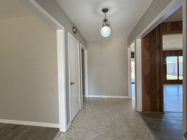 Foto del edificio - 749 Burkshire Dr