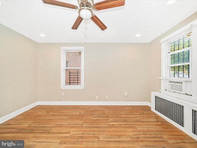 Sala de estar - 4215 Dix St NE