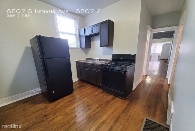 Building Photo - 3 br, 1 bath Townhome - 6807 S Indiana Ave