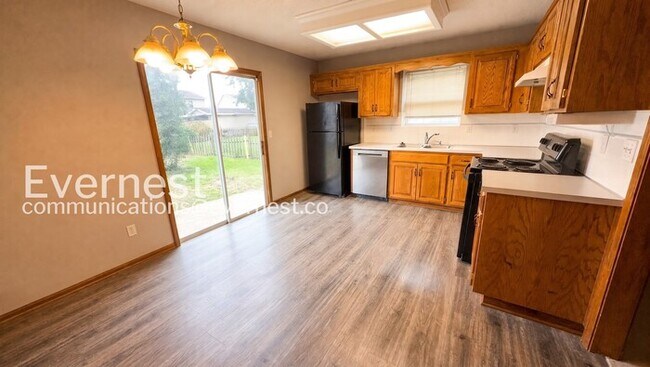 Foto del edificio - 3 Bed/1.5 Bath Home with Fenced Yard & Garage / Pet-Friendly / Vouchers Accepted / Available Now!