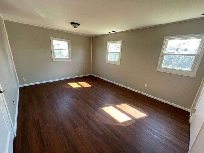 Building Photo - Remodeled 2 bedroom